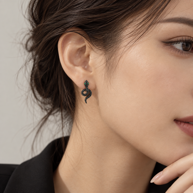 Pendientes de plata de ley con baño de rodio negro y esmeralda sintética talla marquesa en forma de serpiente.-3