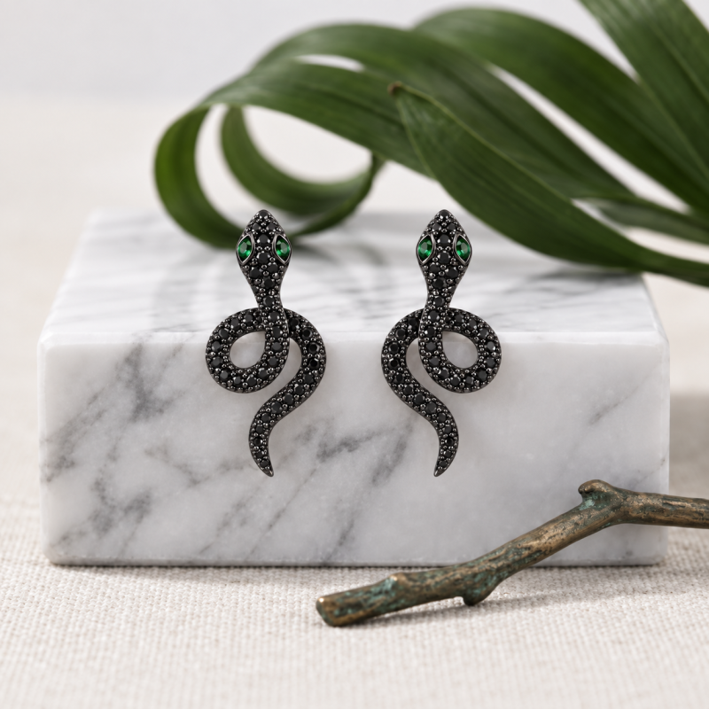 Pendientes de plata de ley con baño de rodio negro y esmeralda sintética talla marquesa en forma de serpiente.-4