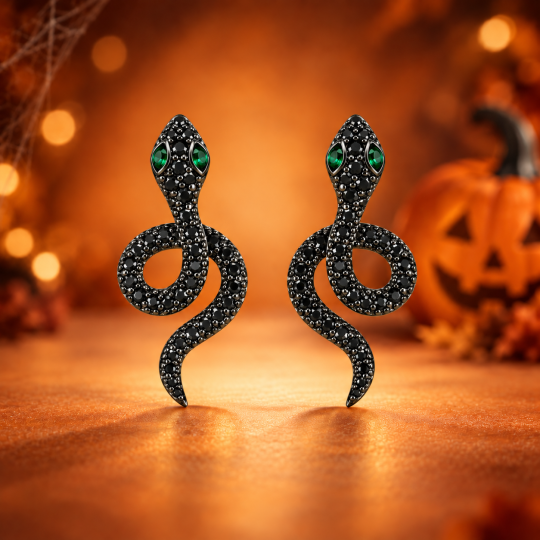 Pendientes de plata de ley con baño de rodio negro y esmeralda sintética talla marquesa en forma de serpiente.