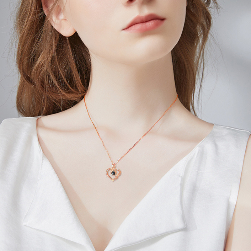 Collar con proyección de idiomas en forma de corazón con la frase 