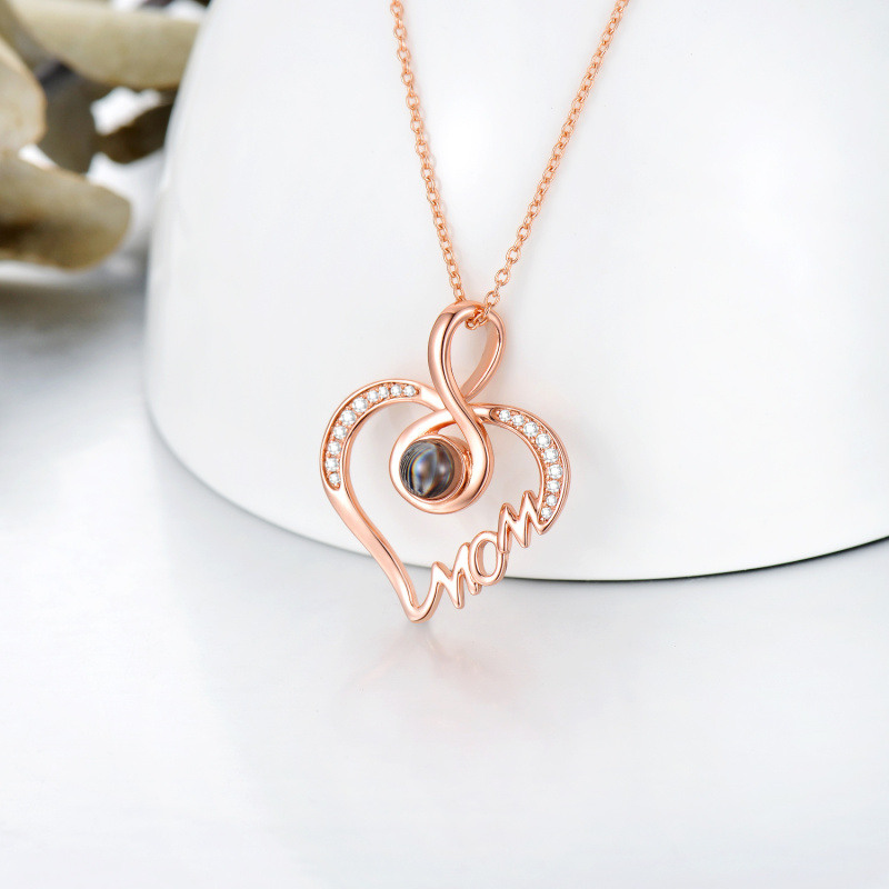 Collar con proyección de idiomas en forma de corazón con la frase 