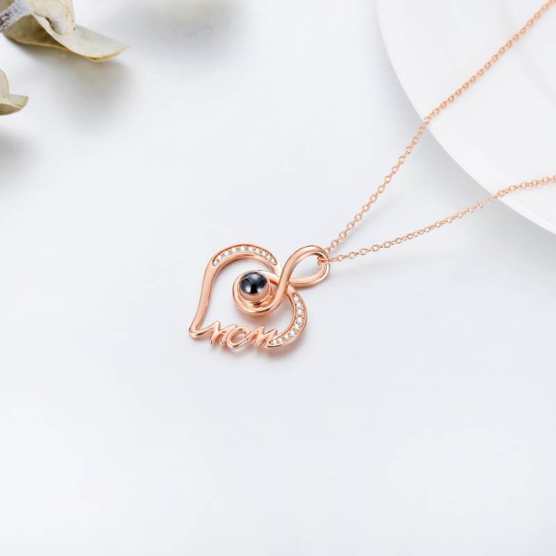 Collar con proyección de idiomas en forma de corazón con la frase 