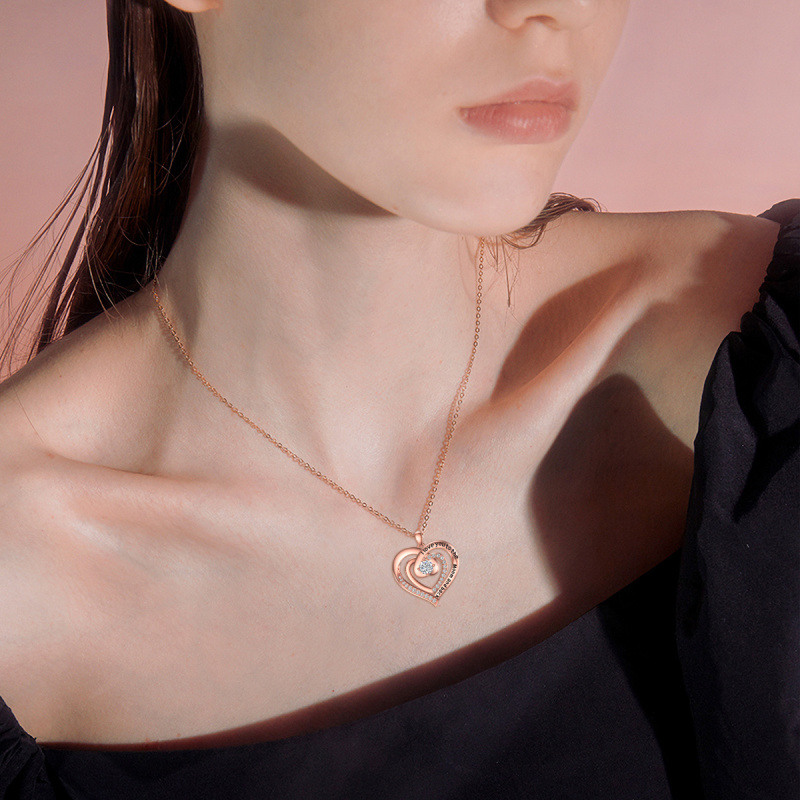 Halskette aus Sterlingsilber mit rosévergoldetem Moissanit-Herzanhänger und Gravur für Damen-2