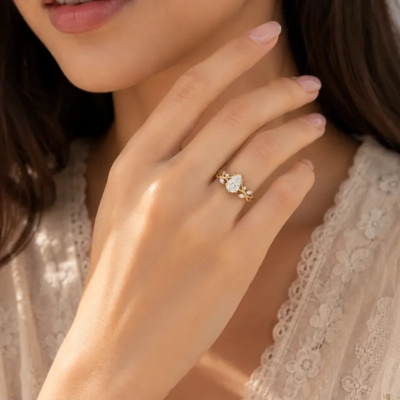 Verlobungsring aus 18-karätigem Gold mit 1 bis 3 Karat birnenförmigem, im Labor gezüchtetem Diamanten im Ivy-Design, inspiriert von der Natur.-2