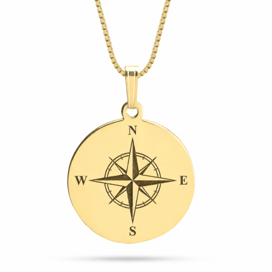 Colar para homem com pendente de bússola em prata de lei com banho de ouro amarelo.
