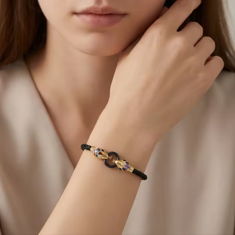 Pulsera con dije de dos cabezas de serpiente, de plata de ley con baño de oro amarillo y circonitas cúbicas.-3