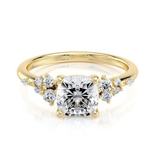 Anello di fidanzamento in argento sterling placcato oro giallo con moissanite taglio cuscino e pietra laterale.