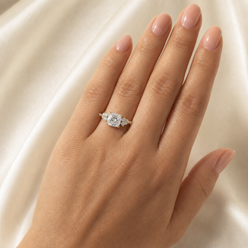 Bague de fiançailles en argent sterling plaqué or jaune avec diamants de laboratoire taille coussin sertis en pierre latérale-2