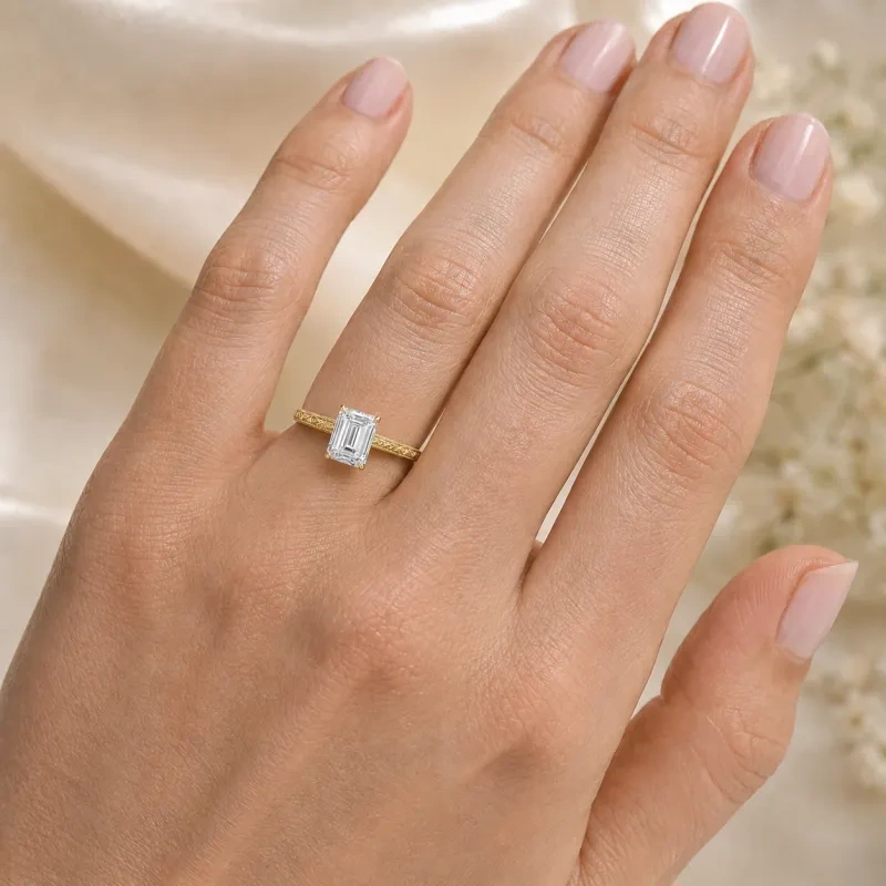 Pierścionek zaręczynowy ze srebra próby 925 z pozłacanym żółtym złotem diamentem w szlifie szmaragdowym i laboratoryjnie hodowanym diamentem typu solitaire-2