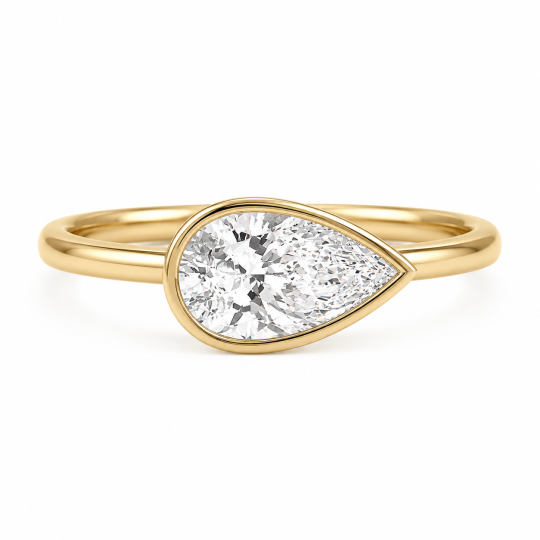 Solitaire verlovingsring van sterling zilver met geelgoud vergulde peervormige moissanite in oost-west zetting.