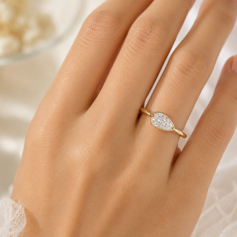 Anillo de compromiso solitario de plata de ley con diamante cultivado en laboratorio de talla pera y baño de oro amarillo, engaste horizontal.-2