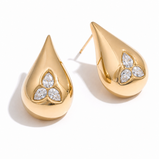 Aretes de tachuelas en forma de lágrima con piedras de moissanita en talla pera, chapados en oro amarillo sobre plata esterlina, medio pavé