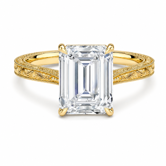 Verlovingsring van sterling zilver met geelgoud vergulde solitaire moissanite in smaragdgeslepen uitvoering.