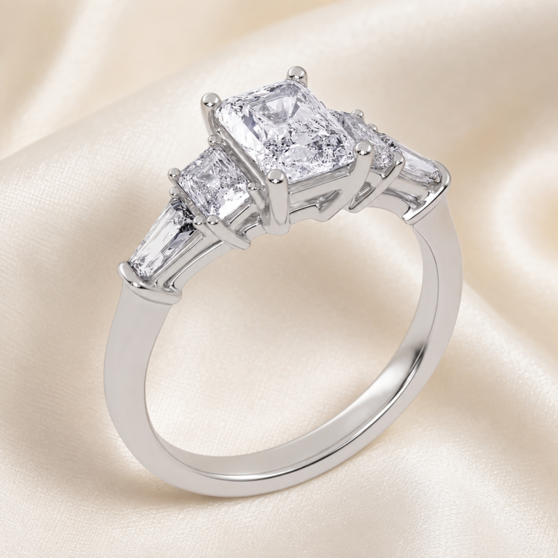 Bague de fiançailles trois pierres en or blanc 18 carats, sertie d'un diamant taille émeraude de 1 carat et d'un diamant de laboratoire taille baguette effilée.-3