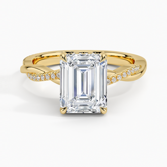 Verlovingsring van sterling zilver met een gedraaide band van geelgoud vergulde smaragdgeslepen moissanite en een verborgen halo.