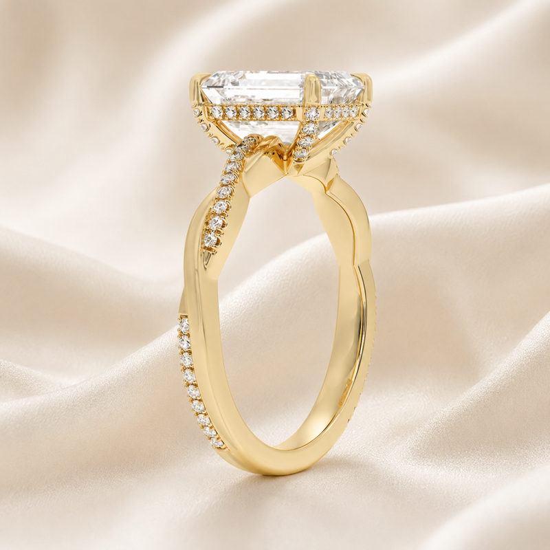 Verlobungsring aus Sterlingsilber mit gelbvergoldetem, smaragdgeschliffenem, im Labor gezüchtetem Diamanten, gedrehtem Band und verstecktem Halo-3