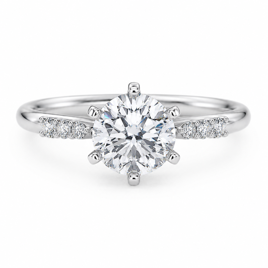 Anillo de compromiso de oro blanco de 14 quilates con diamante sintético de talla redonda y banda fina personalizada.