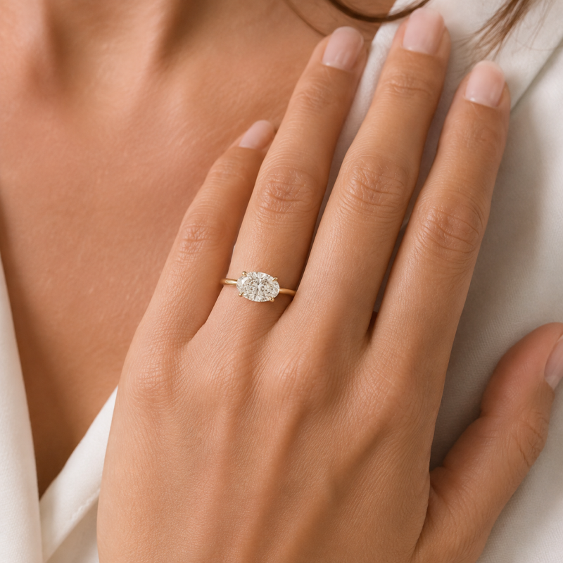 Anillo de compromiso solitario de banda fina con diamante cultivado en laboratorio de talla ovalada y oro de 14 quilates, hecho a medida.-3