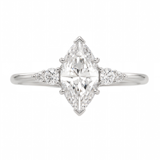 Anillo de compromiso de oro blanco de 14 quilates con diamante cultivado en laboratorio de talla marquesa y banda fina personalizada.