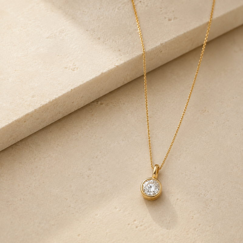 Halskette aus 14-karätigem Gold mit rund geschliffenem, im Labor gezüchtetem Diamanten in Zargenfassung-5