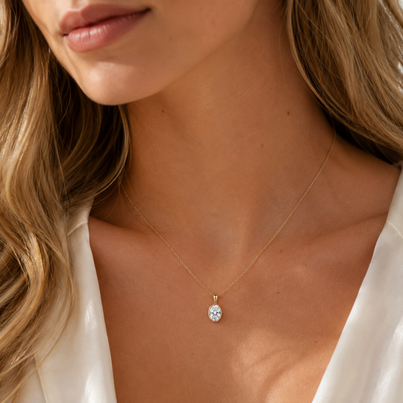 Collier en or 14 carats serti clos d'un diamant ovale de laboratoire.-2
