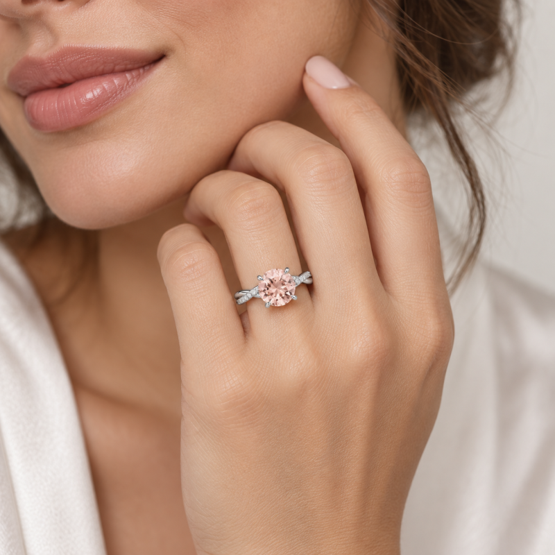 Anillo de compromiso de oro blanco de 18 quilates con morganita de talla redonda y diamante cultivado en laboratorio, diseño personalizado con banda retorcida.-2