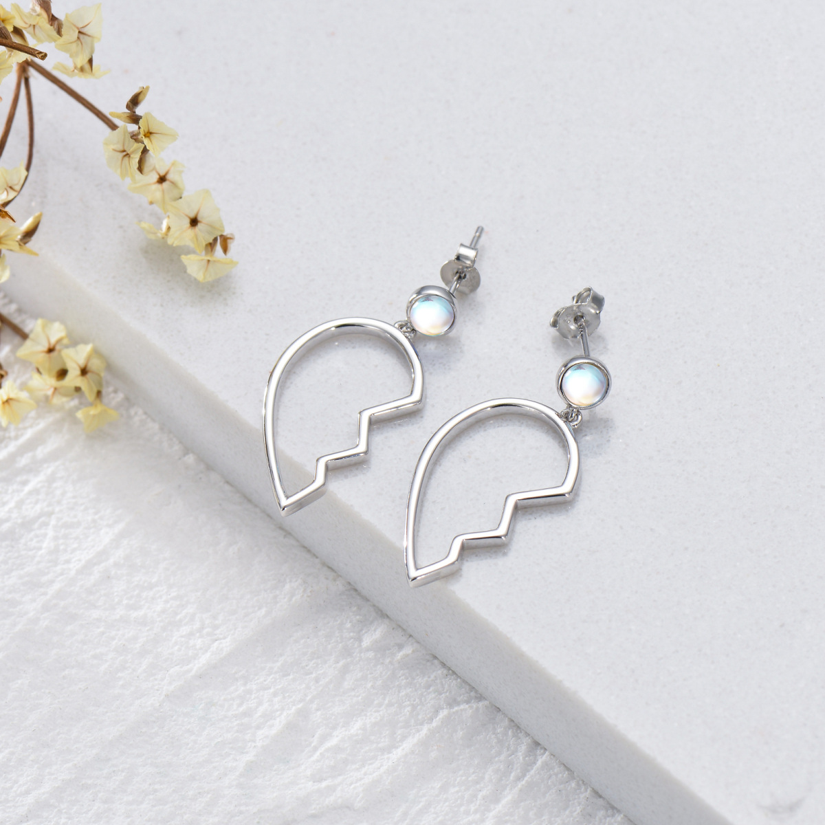 Boucles d'oreilles pendantes en forme de cœur avec ailes d'ange et pierre de lune rondes en argent sterling-3