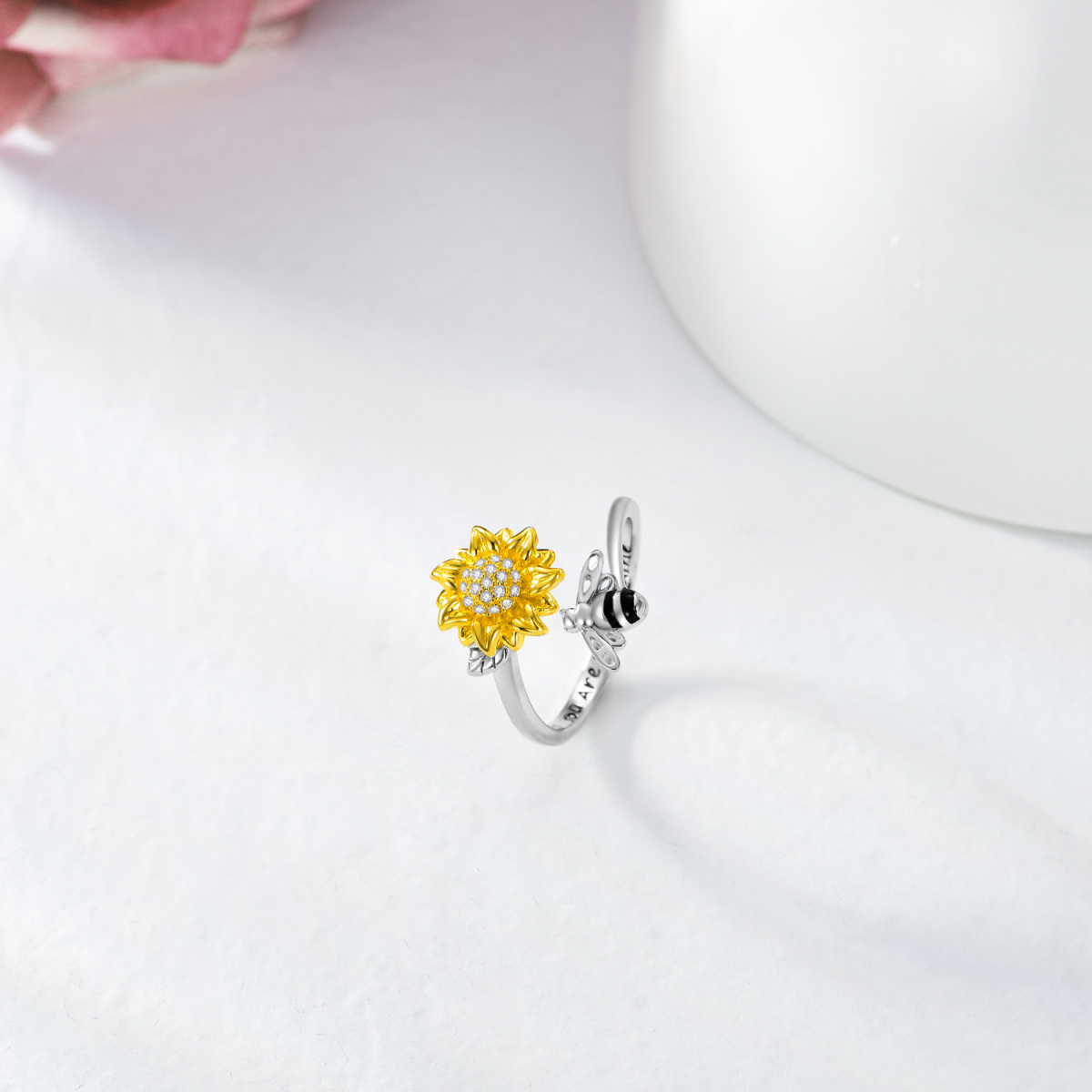 Anillo abierto de plata de ley con circonita cúbica en dos tonos y diseño de abeja y girasol-4