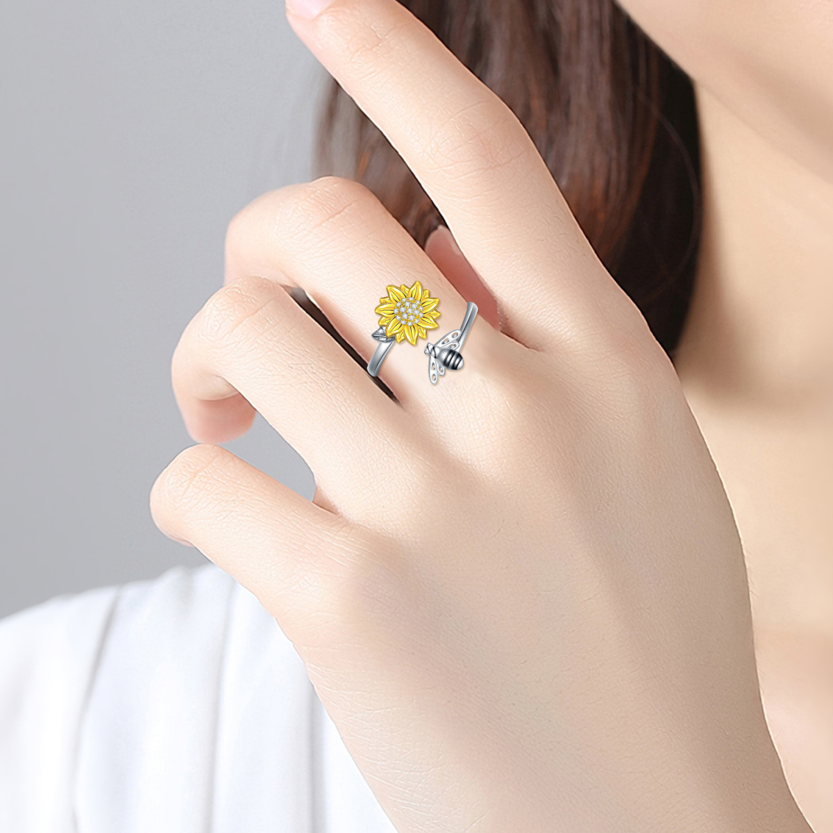 Anillo abierto de plata de ley con circonita cúbica en dos tonos y diseño de abeja y girasol-2