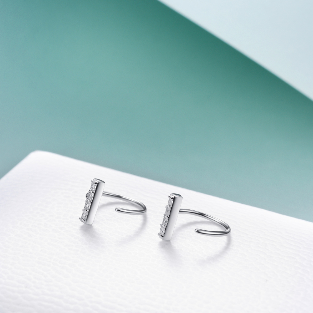 Orecchini a cerchio con croce in argento sterling e zirconi cubici-2